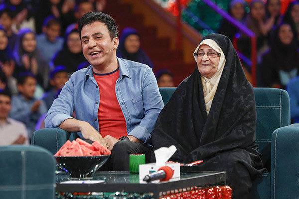 عمو پورنگ در غم از دست دادن مادرش سیاه‌پوش شد