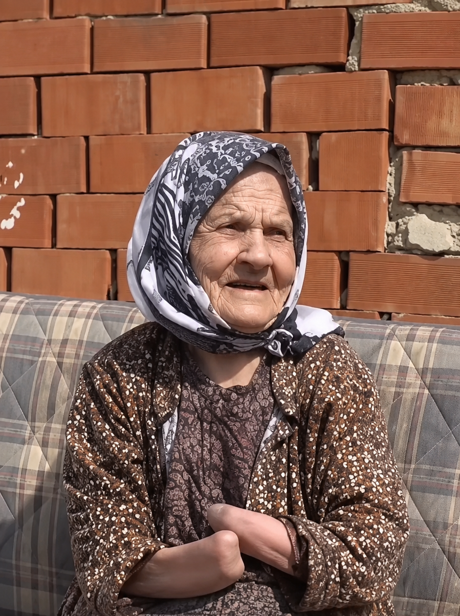 شوهرش به‌خاطر یک هدیه هر دو دستش را با داس قطع کرد؛ عایشه ۷۲ سال بدون دست زندگی کرد
