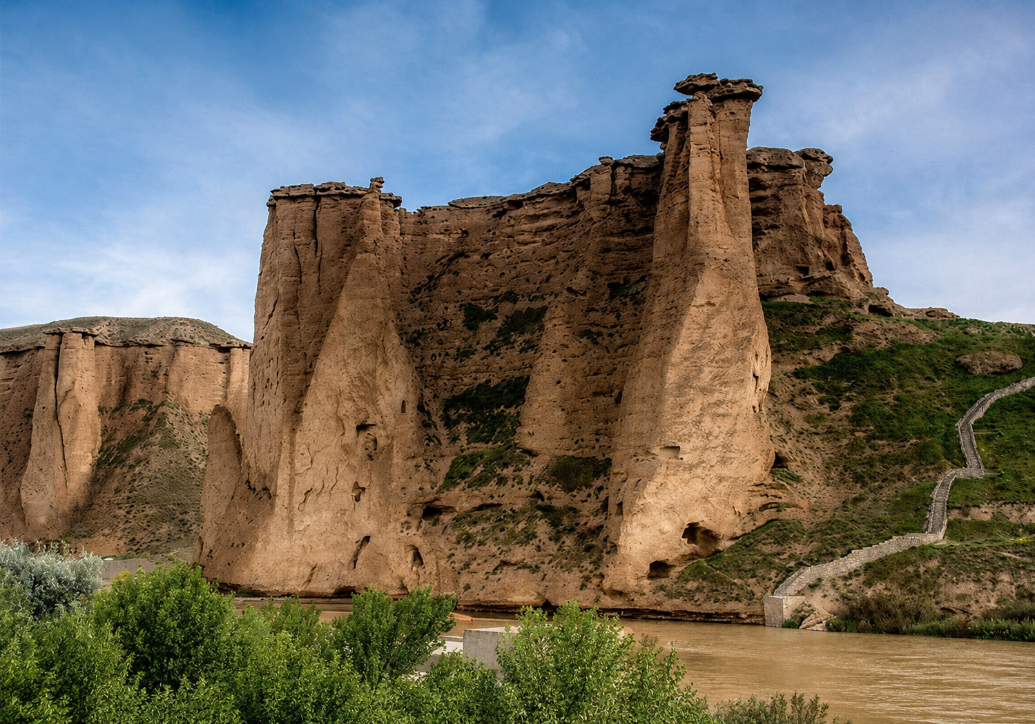 دودکش جن؛ جاذبه عجیب زنجان که انگار از دل افسانه بیرون آمده است