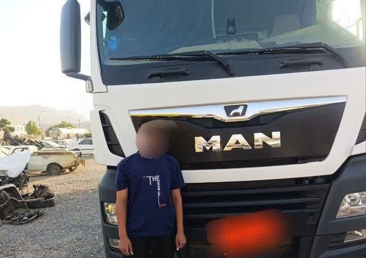 راننده کوچک کامیون بزرگ؛ کودک ۸ ساله پس از سبقت‌های خطرناک متوقف شد!