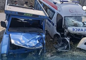 تصادف شاخ‌به‌شاخ آمبولانس حامل بیمار و نیسان در مسیر سونگون؛ ۴ نفر مصدوم شدند
