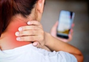 از گردن خمیده تا انگشت‌های خسته؛ گوشی چگونه فرم و سلامت بدن را تغییر می‌دهد؟