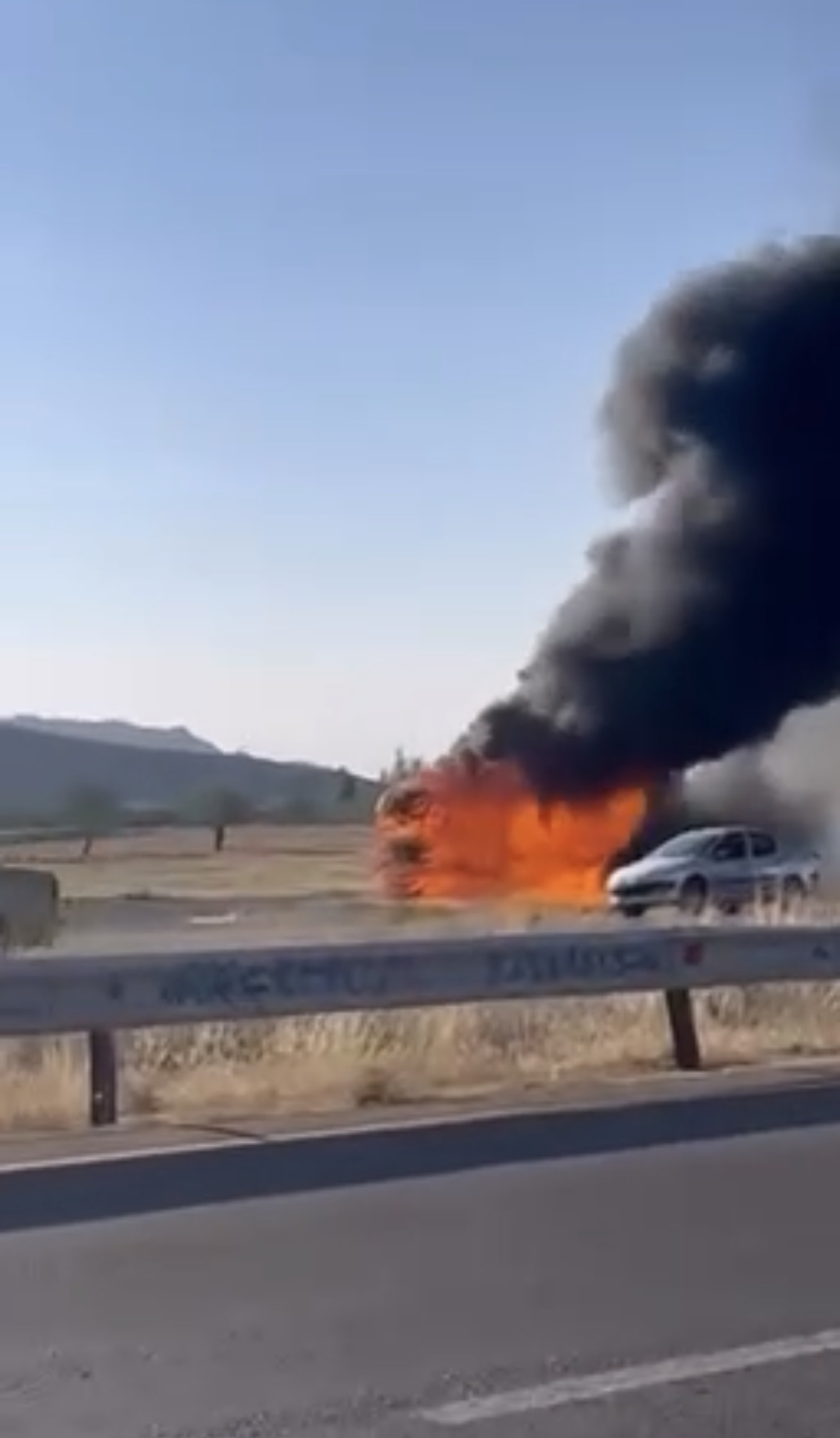 آتش‌سوزی تریلی در جاده مرند ـ تبریز؛ آتش‌نشانی با تاخیر رسید، تریلی در آتش سوخت!
