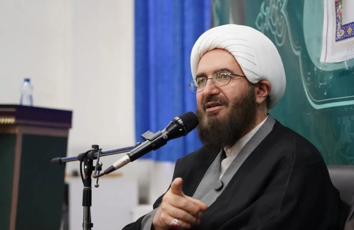 حاج‌علی‌اکبری: همسر رهبر شهید در بستر بیماری هستند