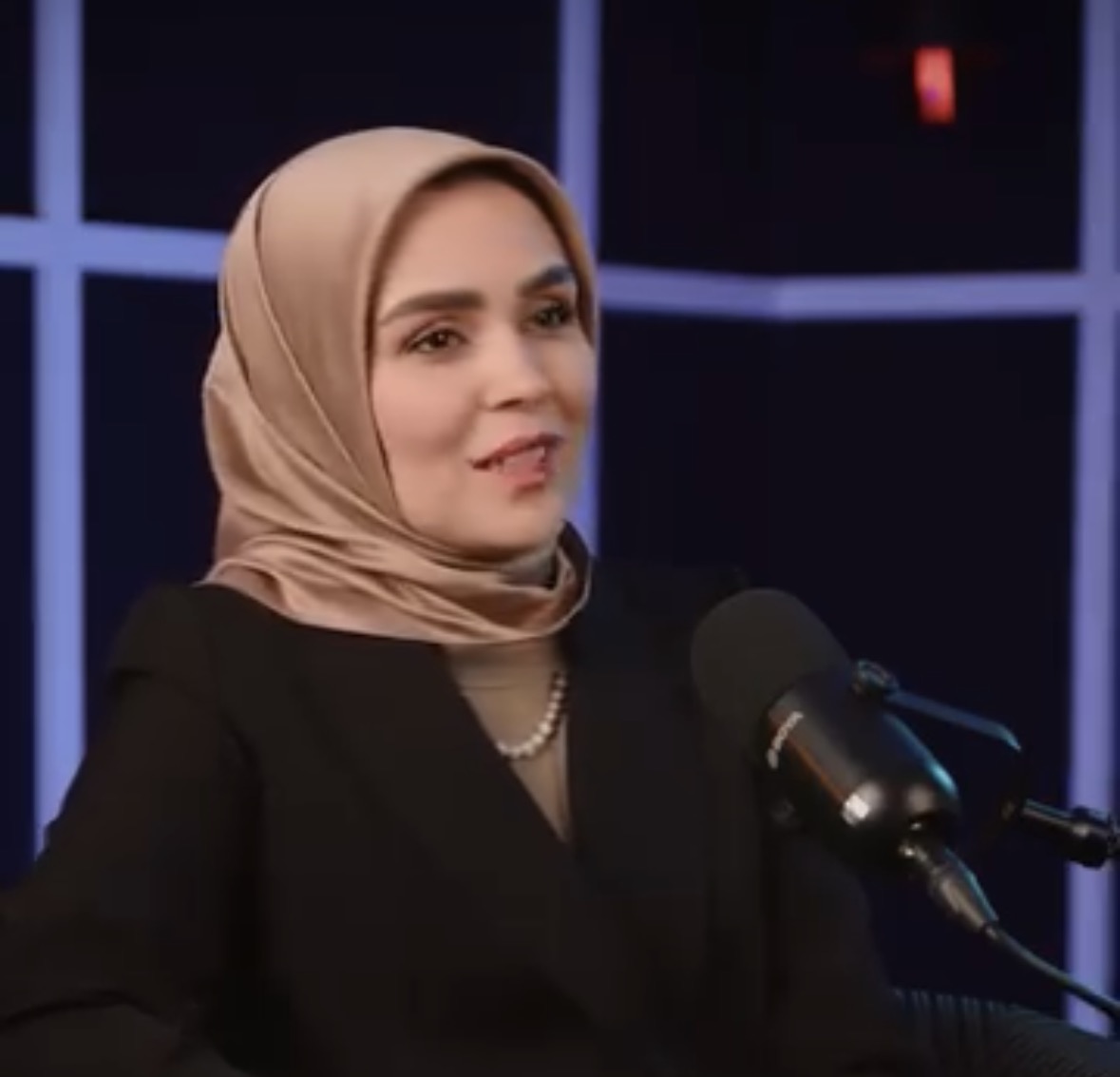 موی تافت زده، کت‌وشلوار، کراوات و دسته‌گل بزرگ مناسب دِیت اول نیست اما دست خالی هم نباید رفت!