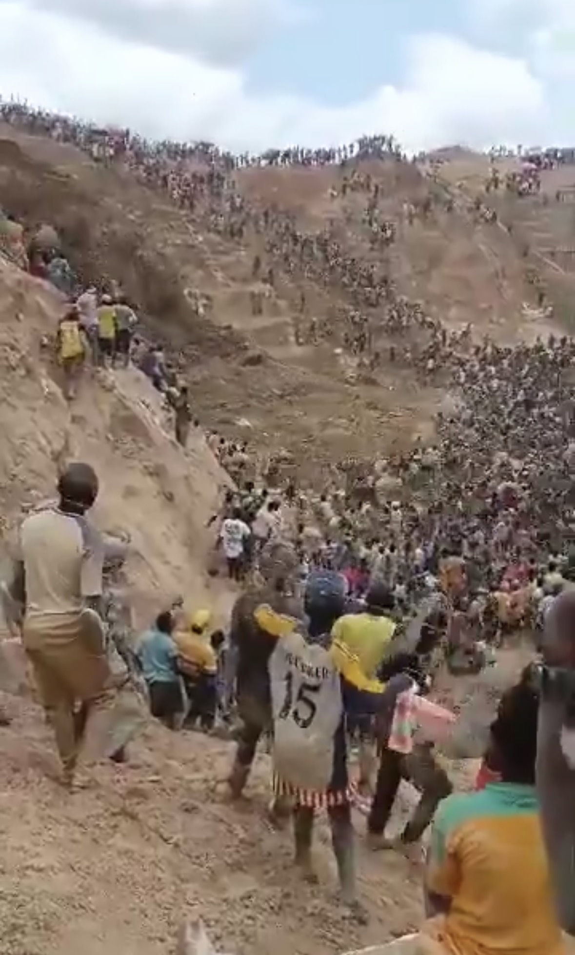 ریزش مرگبار معدن طلا در کامرون ۱۰۷ کشته برجای گذاشت!