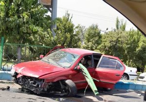 برخورد شدید سمند با حفاظ مقابل باغلارباغی تبریز که خسارت سنگینی برجای گذاشت!