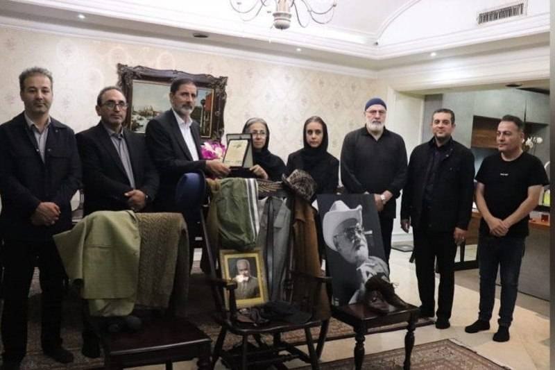 یادگارهای زنده‌یاد اکبر عبدی به موزه عمارت شهرداری اردبیل اهدا شد