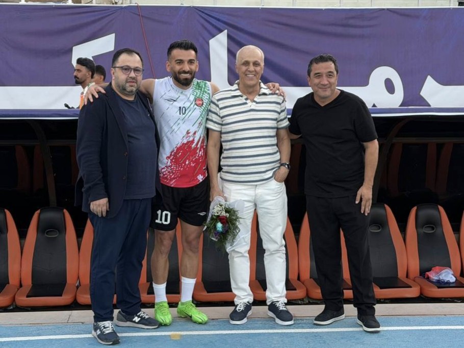 خداداد عزیزی از حمید علی‌دوستی تجلیل کرد
