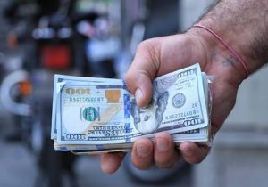 نوسان ارز در روز پایانی هفته؛ اسکناس آمریکایی بار دیگر از مرز ۱۹۸ هزار تومان عبور کرد