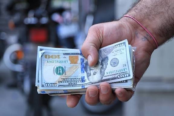 نوسان ارز در روز پایانی هفته؛ اسکناس آمریکایی بار دیگر از مرز ۱۹۸ هزار تومان عبور کرد