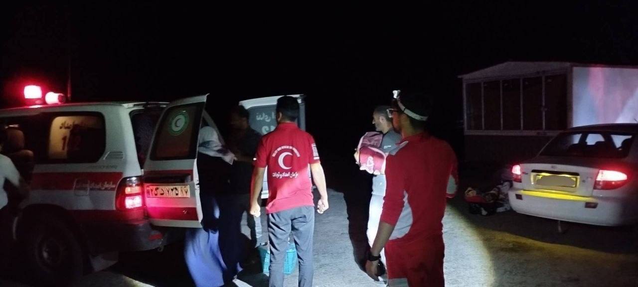 نجات ۱۳ گردشگر گرفتار در کاظم‌خان‌داشی دریاچه ارومیه
