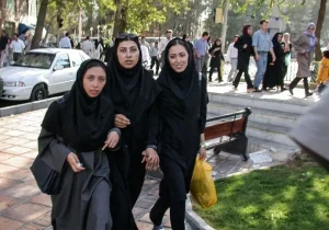 بازنشر عکسی قدیمی از میدان ولیعصر؛ چهره‌های نچرال دختران تهرانی در سال ۱۳۸۱ سوژه شبکه‌های اجتماعی شد