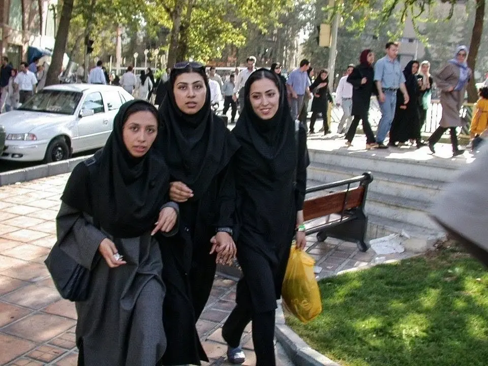 بازنشر عکسی قدیمی از میدان ولیعصر؛ چهره‌های نچرال دختران تهرانی در سال ۱۳۸۱ سوژه شبکه‌های اجتماعی شد
