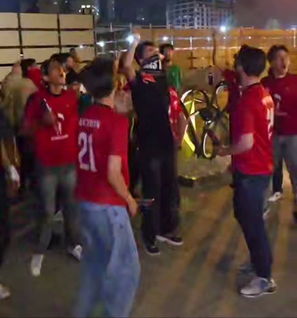 تعدادی از هواداران تراکتور مقابل هتل اقامت تیم پرسپولیس تجمع کردند