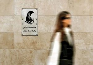 بنزین و حجاب حتی در شرایط صلح هم می‌تواند تنش‌آفرین باشد؛ چرا در شرایط جنگی امروز به یاد گران کردن بنزین و اجبار به پوشش افتاده‌ایم؟!