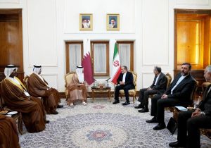 قطر در تلاش برای از سرگیری مذاکرات و آزادی کشتیرانی در تنگه هرمز