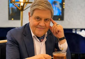 بیدارمغز: در پذیرایی ایستاده، فنجان در دست راست و نعلبکی باید در دست چپ باشد و حبه قند را با قاشق باید برداشت نه دست!