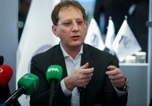 دلار را به من بدهید، یک سال قیمتش را ثابت نگه می‌دارم؛ با این روند کشور تا یک سال دیگر نابود می‌شود