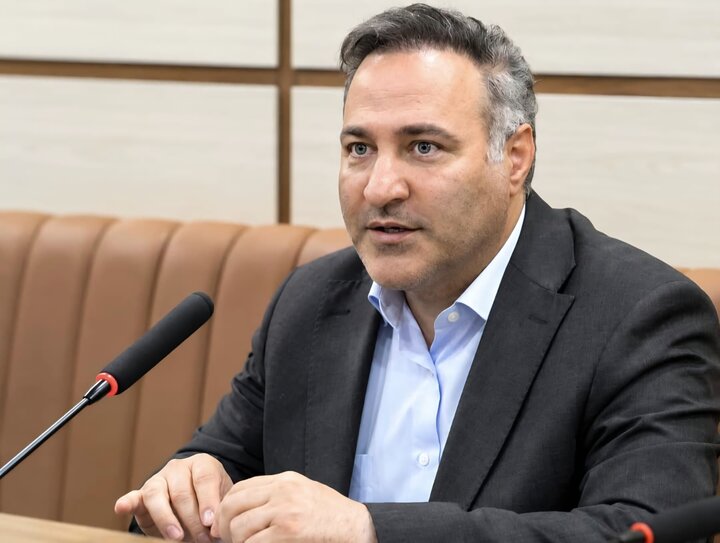 اکبرپور: گرانی موبایل باید مهار شود؛ بسیاری از خانوارها با گوشی هوشمند درآمد دارند