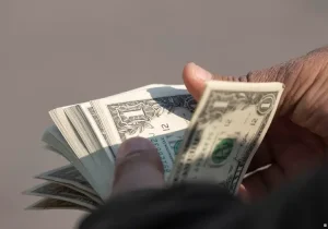 رکورد تاریخی؛ قیمت دلار از ۲۴۰ هزار تومان عبور کرد