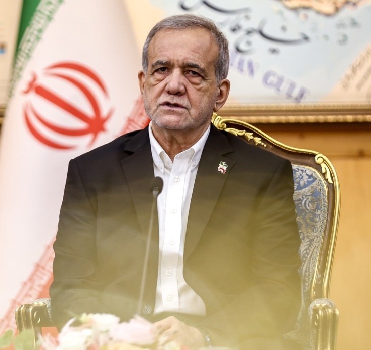 پزشکیان با هواپیمای اختصاصی ۱۰ تن مواد اولیه دارو از هند آورد