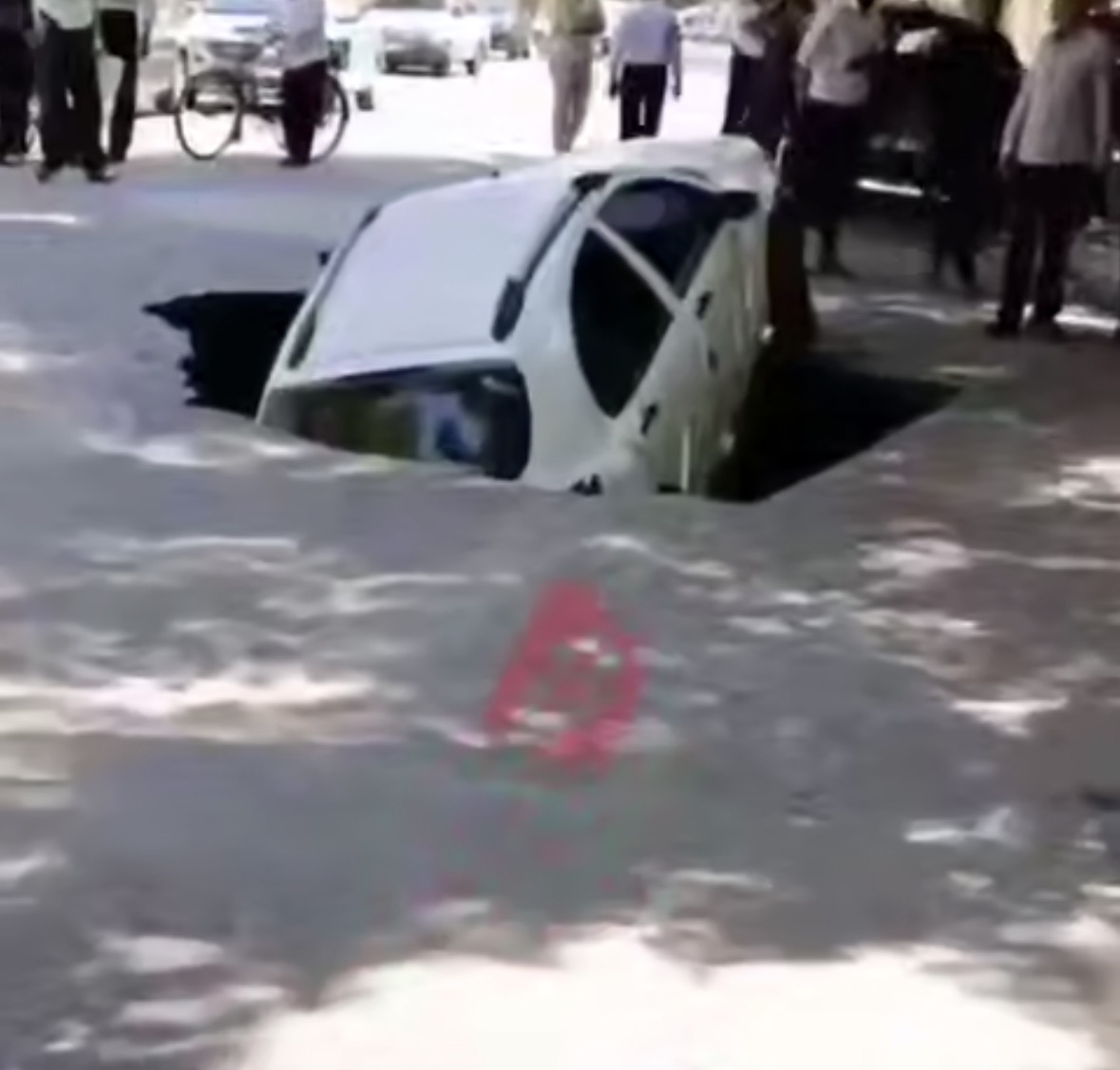 زمین در نیشابور کوییک را بلعید!