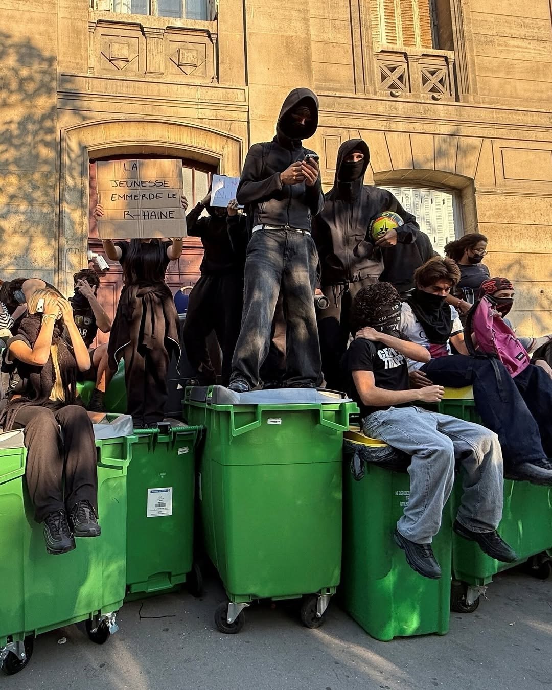 دانش‌آموزان فرانسه ورودی مدارس را بستند!