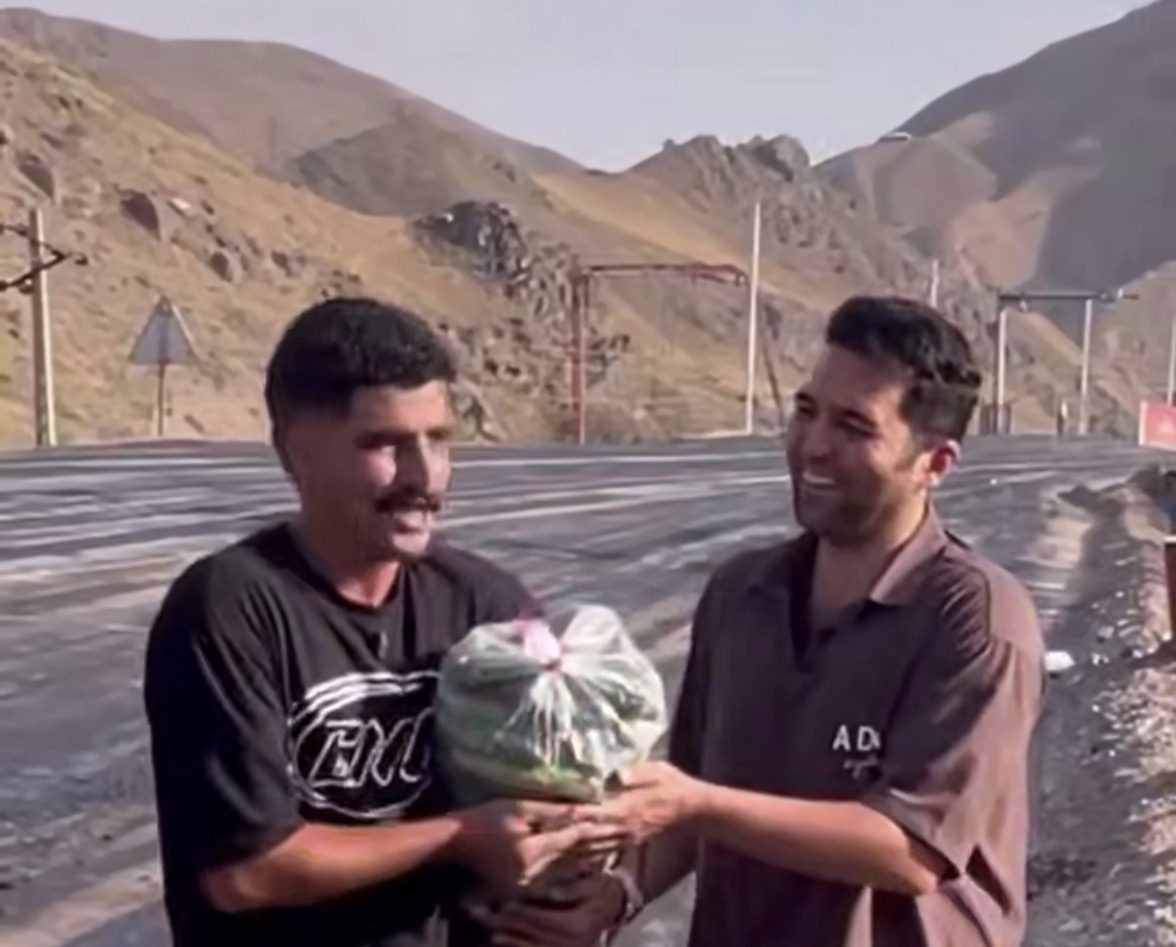 نذر عجیب برای آسفالت محور میانه – زنجان؛ دو جوان به‌خاطر گرانی‌ها به‌جای قربانی، خیار بین مردم پخش کردند!