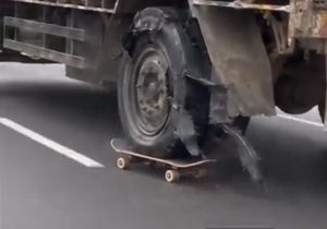 پنچری کامیونی در هند با «اسکیت‌بورد» رفع شد!