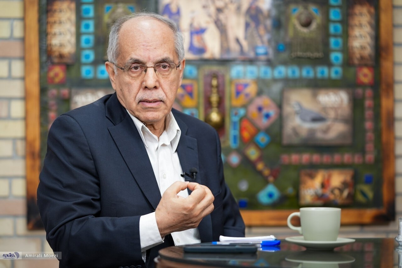 کوروش احمدی: به سود ایران است که با مذاکره به جنگ پایان دهد