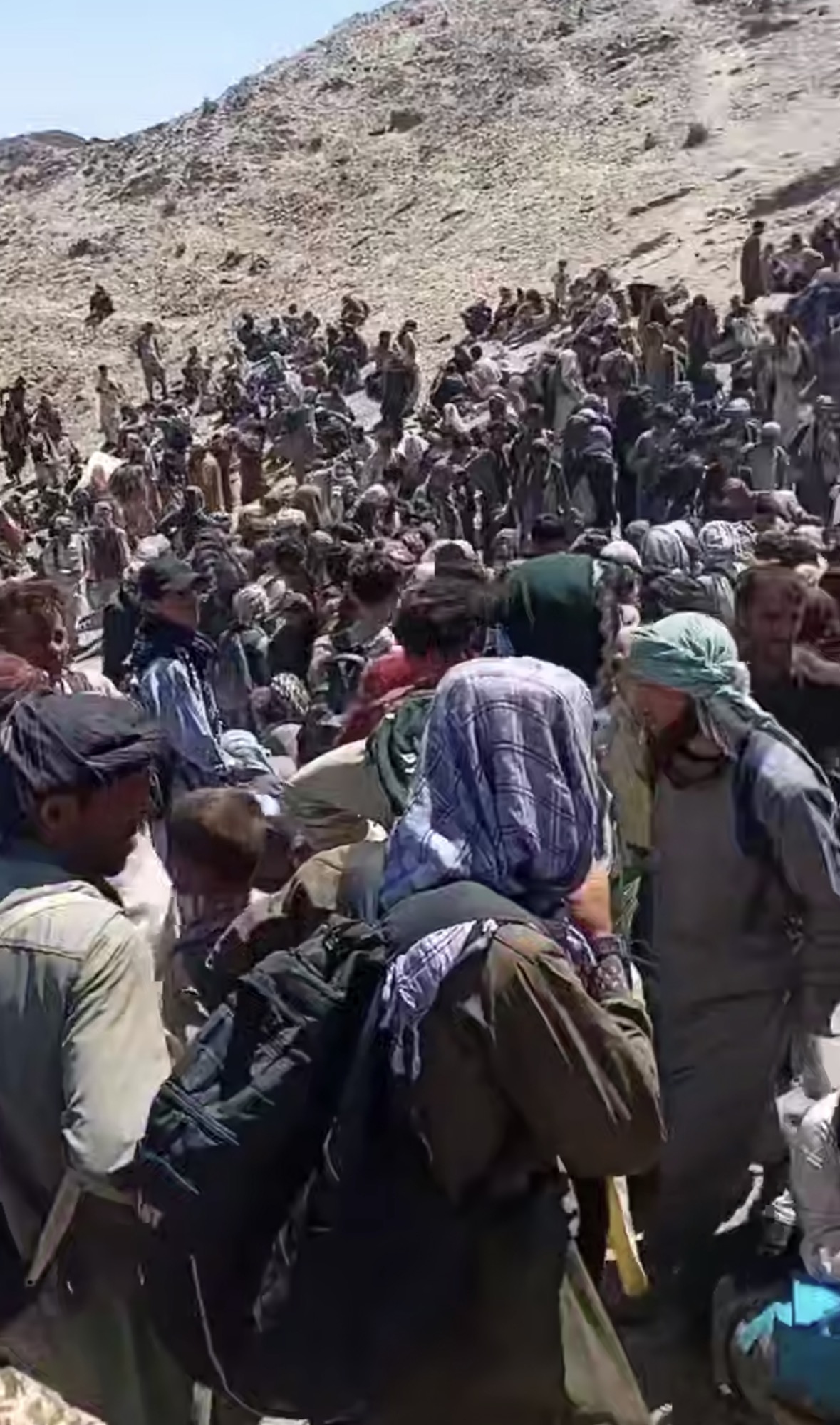 ورود گسترده مهاجران افغان به ایران از کوهستان‌های صعب‌العبور مرزی!