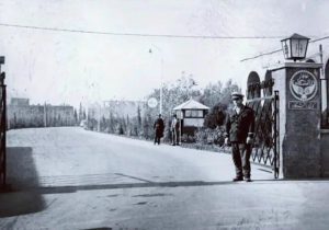 روایتی تصویری از تهران قدیم؛ ورودی کوی دانشگاه در سال ۱۳۲۴