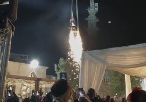 ورود عجیب داماد ابرانی با لباس مردعنکبوتی به مراسم عروسی با جرثقیل!