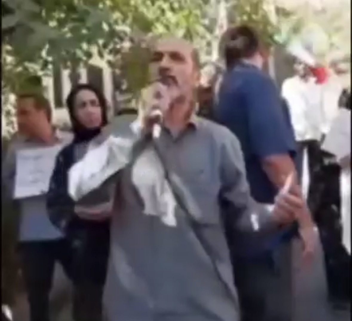 فریدون حیله‌گر، رؤیای رهبری تو به گور ببر!