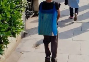 تصویر تلخ مهرماه؛ پلاستیک به جای کیف مدرسه روی دوش کودک!