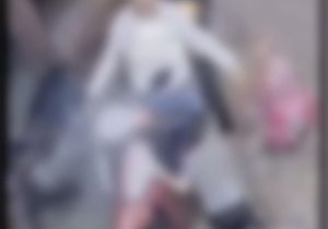 سرقت خانوادگی کوله مدرسه مقابل دوربین مغازه توسط پدر، مادر و فرزند!