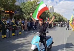 «مش اسماعیل» با پرچم ایران به رزمایش جان‌فدایان آمد