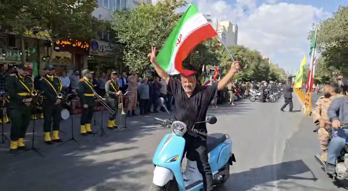 «مش اسماعیل» با پرچم ایران به رزمایش جان‌فدایان آمد
