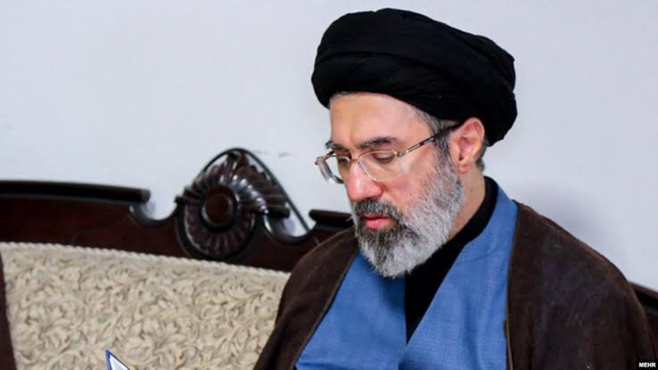 آیت‌الله خامنه‌ای در مراسم تدفین رهبر شهید حضور داشتتد؛ ایشان در سلامت کامل هستند