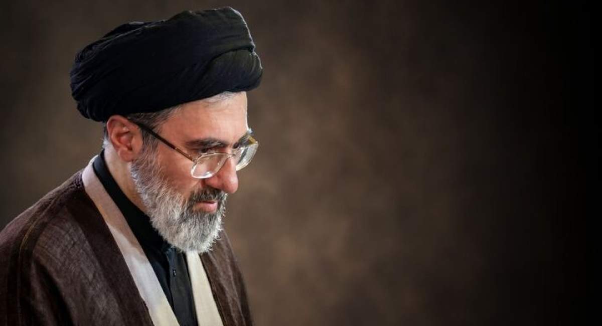 آیت‌الله مجتبی خامنه‌ای پس از بمباران بیمارستان از زیر آوار خارج شد