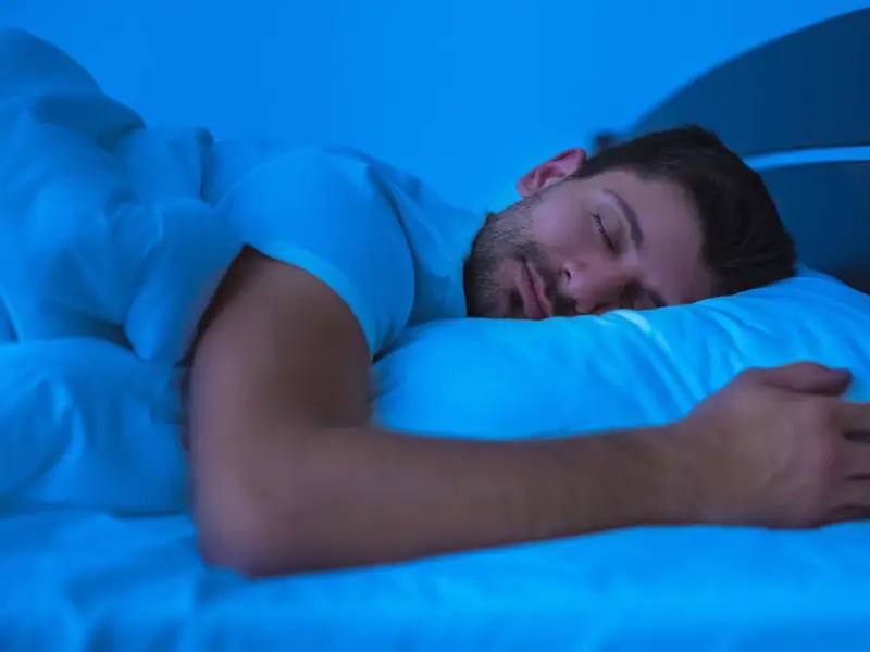 آخر هفته‌ها بیشتر بخوابید؛ خواب اضافه می‌تواند احتمال فشار خون بالا را کاهش دهد