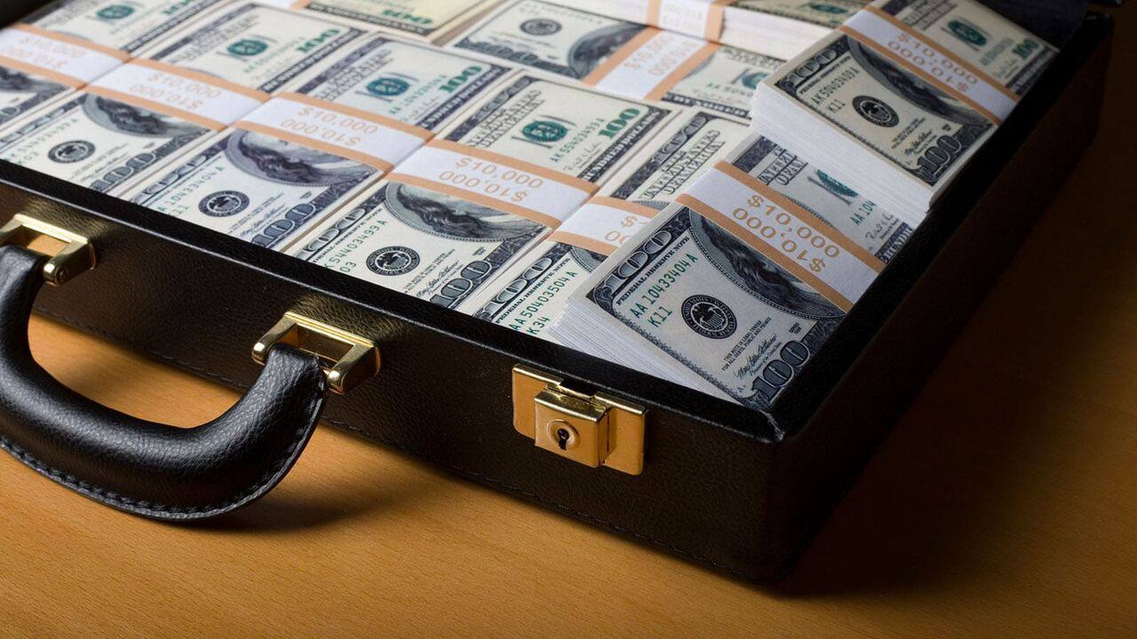 ۱۵ هزار و ۹۰۰ دلار ارز قاچاق در فرودگاه تبریز کشف و ضبط شد