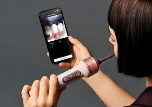 مسواک ۵۰۰ دلاری Dyson داخل دهان را می‌بیند و خودش دهان‌شویه می‌پاشد