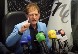 بابک زنجانی: پرسیدند چرا زن بی حجاب راه دادی، گفتم من آمر اقتصادیم، نه آمر حجاب