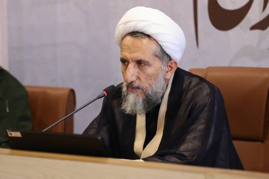 امام جمعه قزوین: با زنان موتورسوار و کافه‌هایی که قارچ‌وار دختر و پسر کنار هم مینشینند برخورد کنید عاجلا!