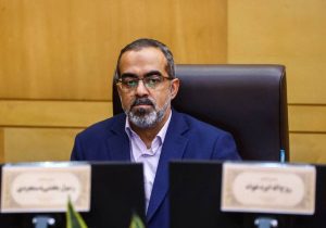 ایزدخواه: بانک مرکزی دلار جمع می‌کند تا قیمت پایین نیاید