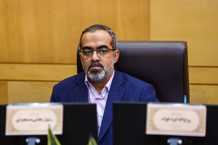 ایزدخواه: بانک مرکزی دلار جمع می‌کند تا قیمت پایین نیاید