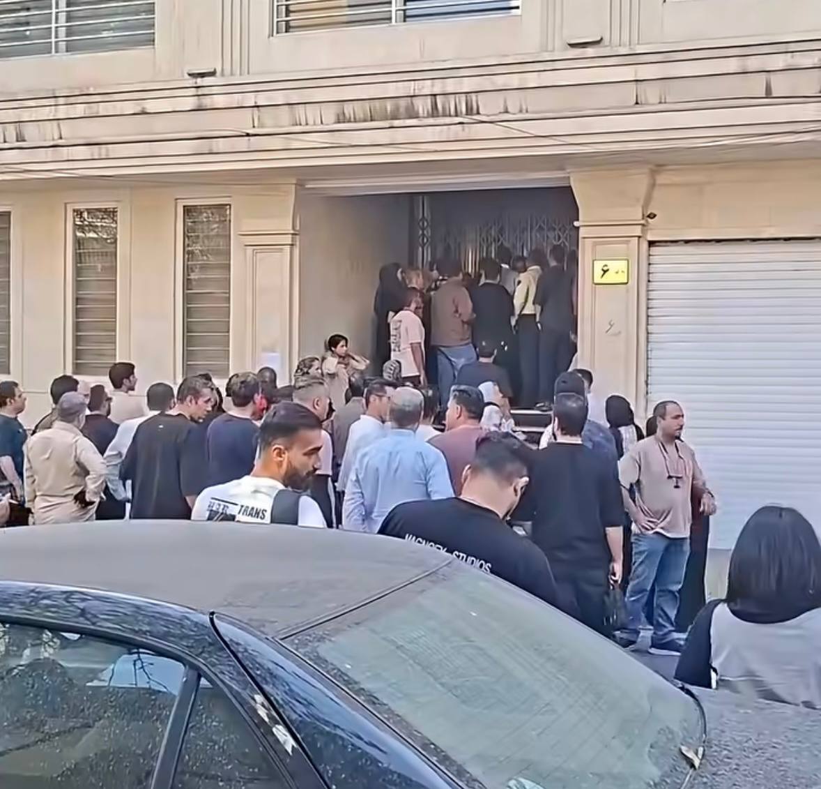 کاربران معترض مقابل دفتر مرکزی «میلی» تجمع کردند