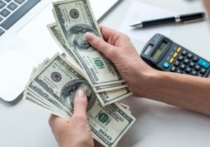 دلار برای عبور از ۲۳۰ هزار تومان خیز برداشت؛ هفته آینده چه سناریوهایی پیش روی بازار است؟